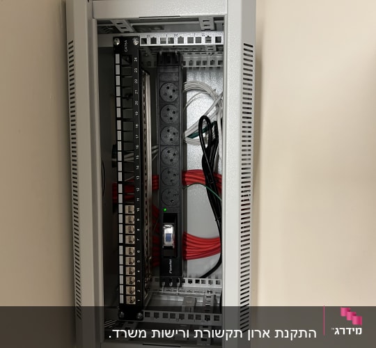 ארון תקשורת עם כבלים אדומים ושחורים